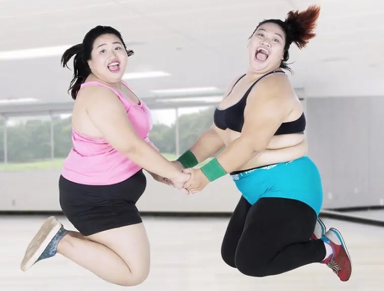 Две толстые женщины в спортзале