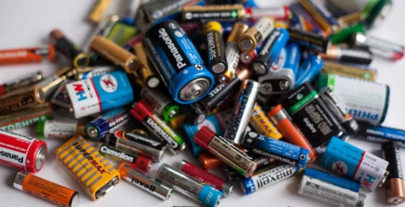 Можно ли выкидывать использованные батарейки в мусорку?