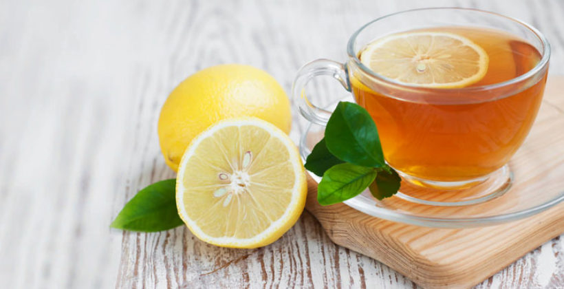 Почему чай с лимоном становится светлее?